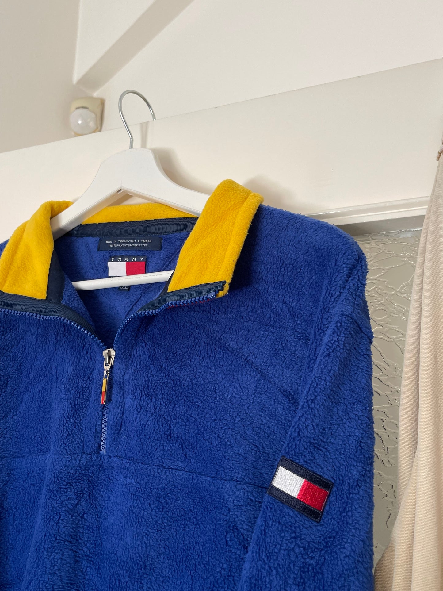 TOMMY HILFIGER BLUE 1990s FLEECE WITH YELLOW NECK DETAILS