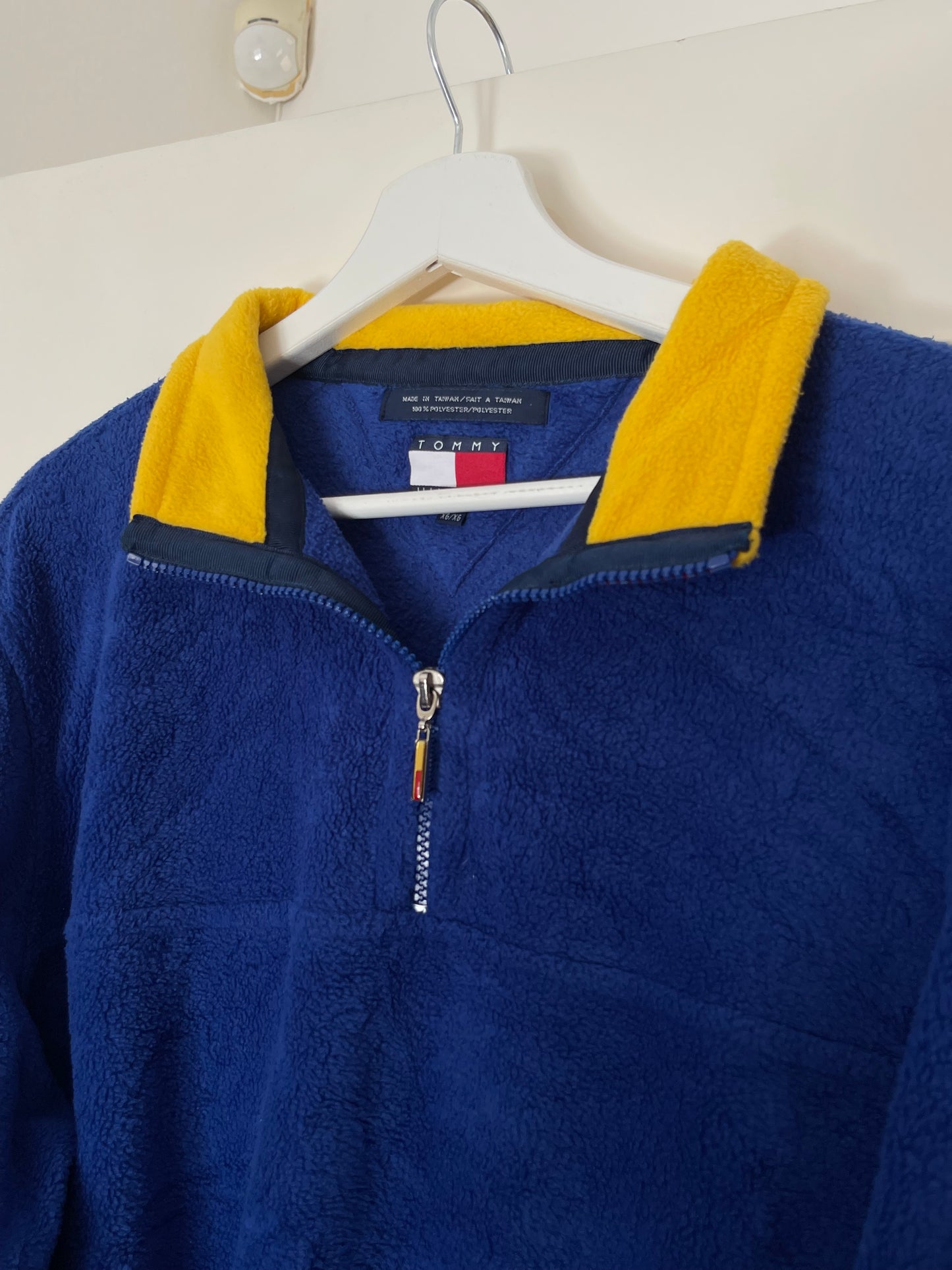 TOMMY HILFIGER BLUE 1990s FLEECE WITH YELLOW NECK DETAILS