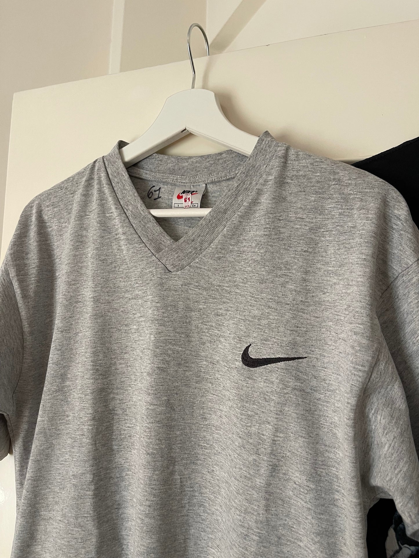 NIKE V-NECK 1990s GREY T-SHIRT