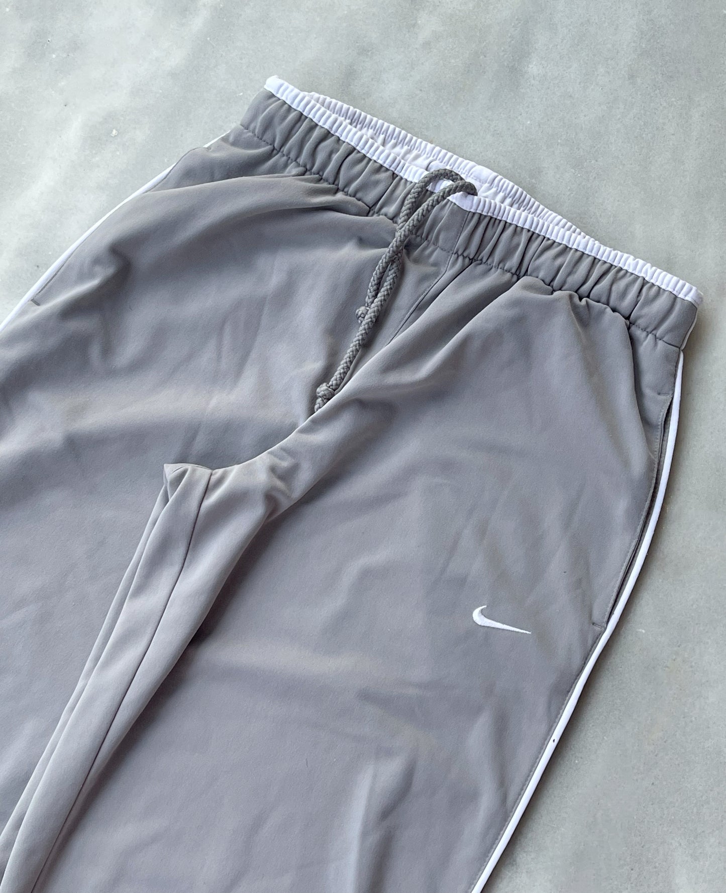 NIKE EARLY 2000s GREY SWEATPANTS